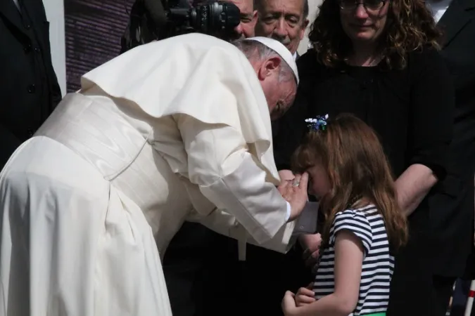 Il Papa incontra la piccola Lizzy |  | Aci Group