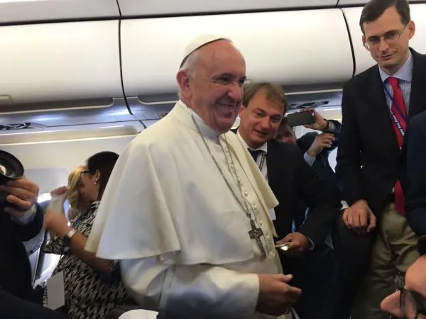 Il Papa a bordo del volo che lo ha portato in Georgia |  | Alan Holdren CNA