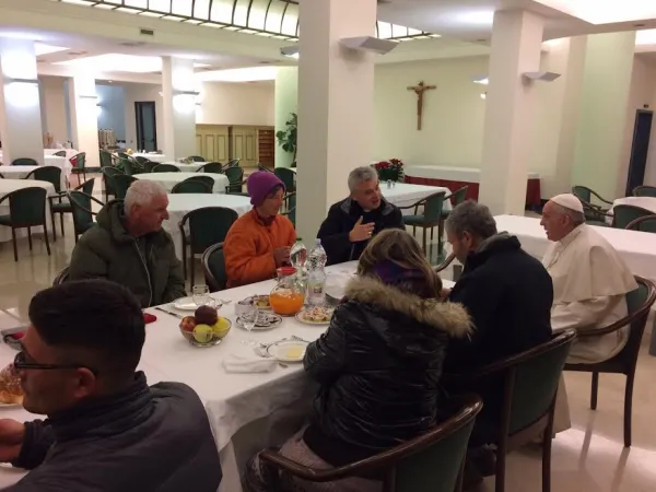 Papa Francesco e la colazione con i senzatetto |  | L'Osservatore Romano, ACI Group