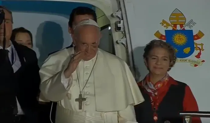 Il Papa sale a bordo del volo che lo riporta a Roma |  | CTV