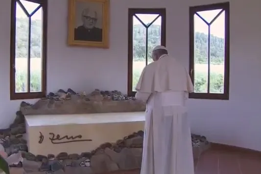 Il Papa prega sulla tomba di Don Zeno Saltini |  | Vatican Media