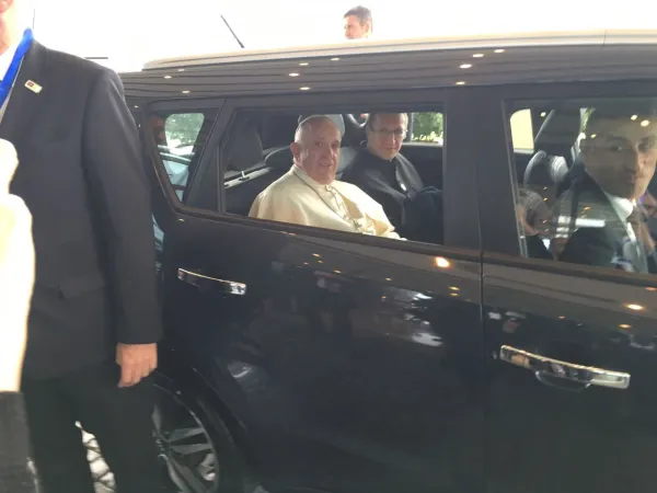 Papa Francesco va verso la Chiesa dell'Immacolata nel centro salesiano di Baku | Alan Holdren / CNA