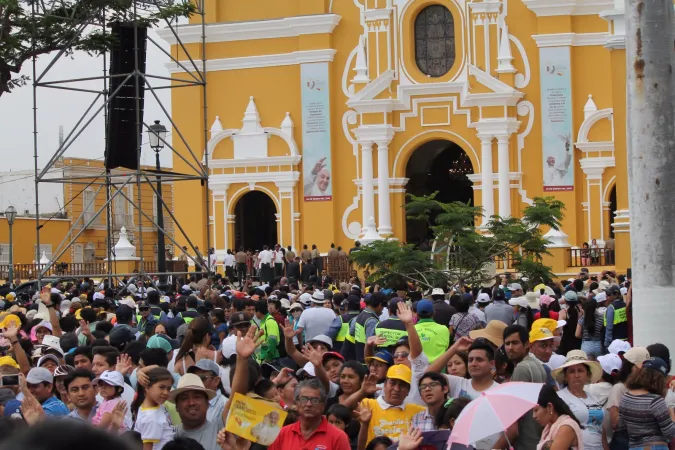 La gente attende il Papa a Truijllo davanti alla Cattedrale |  | ACI Group/ Alvaro De Juana