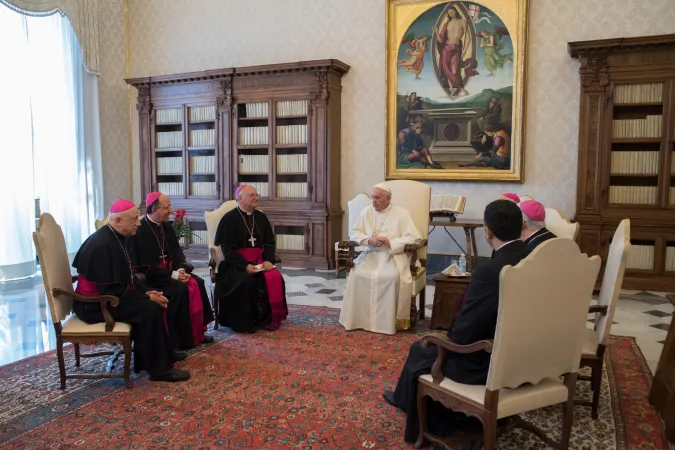 Papa Francesco e i vescovi di Albania | Papa Francesco incontra i vescovi albanesi in visita ad limina, 30 maggio 2017, Palazzo Apostolico | L'Osservatore Romano / ACI Group