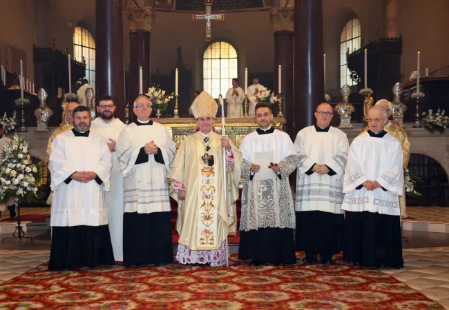 I Fratelli oblati diocesani con l'Arcivescovo di Milano |  | Facebook , pd