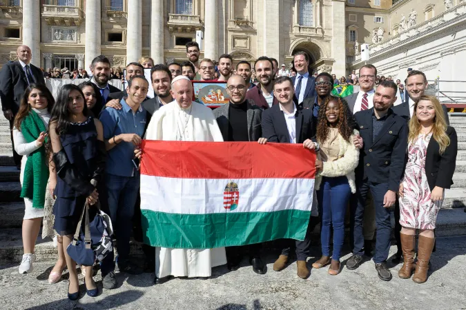 Papa Francesco con Tristan Azbej, l'ambasciatore Habsburg Lothringen e i giovani vincitori delle borse di studio del governo ungherese | Ambasciata di Ungheria presso la Santa Sede