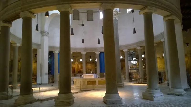 L'interno di Santo Stefano al Celio, conosciuto come "rotondo" |  | OB