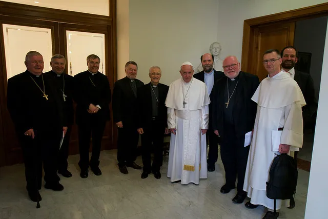 Il direttivo COMECE in visita al Papa il 15 maggio 2017, quando fu presentato il convegno (Re)Thinking Europe. Sulla destra, padre Olivier Poquillon | COMECE