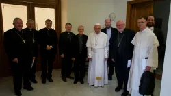 Il direttivo COMECE in visita al Papa il 15 maggio 2017, quando fu presentato il convegno (Re)Thinking Europe. Sulla destra, padre Olivier Poquillon / COMECE