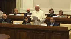 Papa Francesco in un passato incontro a Casina Pio IV, dove oggi si firma la dichiarazione sul fine vita delle Religioni Abramitiche / Mary Shovlain/ EWTN