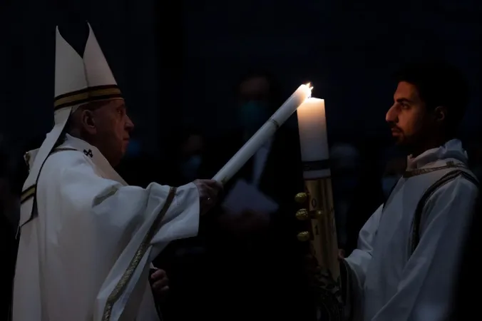 Papa Francesco presiede la Veglia Pasquale  |  | © EWTN News/Daniel Ibáñez/Vatican Pool
