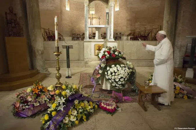 Papa Francesco rende omaggio alla salma di Miriam |  | L'Osservatore Romano
