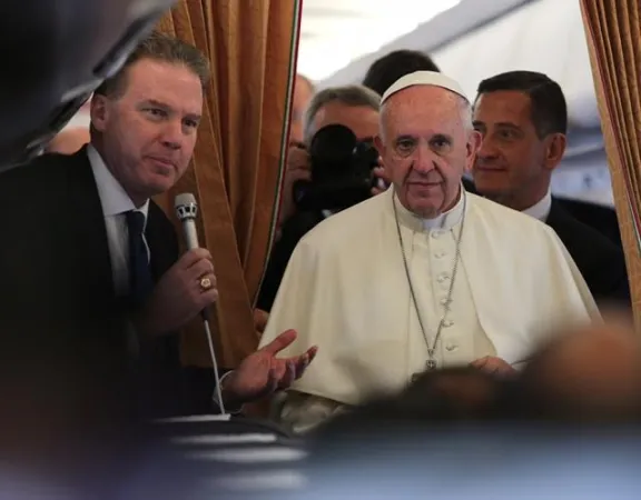 Il Papa a bordo del volo che lo ha portato in Georgia |  | Alan Holdren CNA