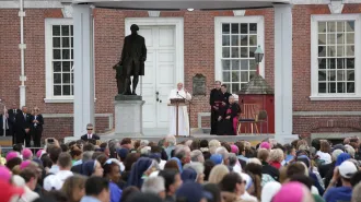 Il Papa parla della libertà religiosa agli immigrati, dal leggio di Lincoln