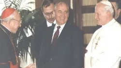 Gorbaciov con il Cardinale Casaroli e Giovanni Paolo II / piacaenzaantica.it