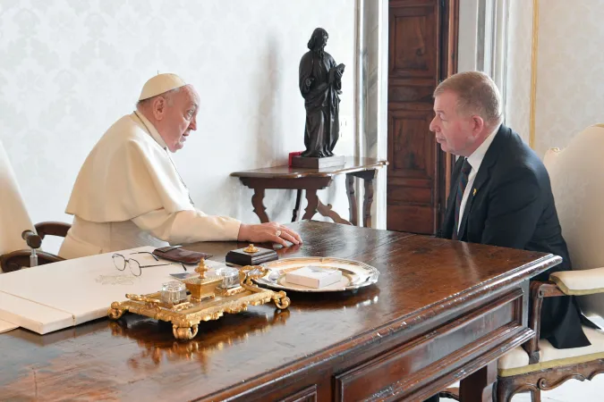 Papa Francesco e l'ambasciatore di Israele Raphael Schutz |  | FB/ Vatican Media