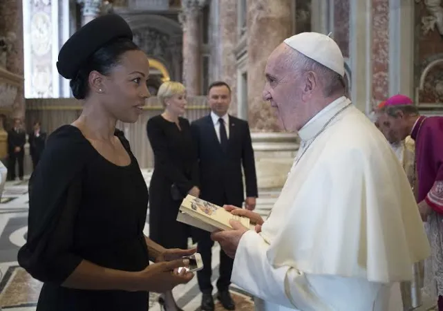 Alice bah kuhnke saluta il Papa |  | Osservatore Romano 