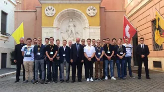 Sedici giovani in Vaticano per capire la missione delle Guardie Svizzere del Papa 