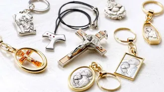 Medagliette e rosari e anelli con le preghiere, un successo del made in Italy 