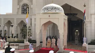Papa Francesco accolto dallo sceicco degli Emirati in un palazzo da Mille e una notte
