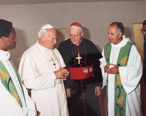Il Cardinale Margeot insieme a Giovanni Paolo II  |  | Diocèse de Port-Louis - Facebook