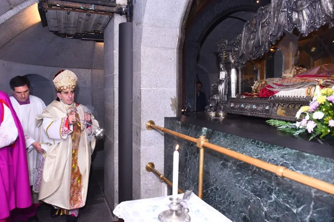 L'Arcivescovo Delpini incensa le reliquie dei Santi Ambrogio, Gervaso e Protaso |  | Chiesa di Milano - Facebook
