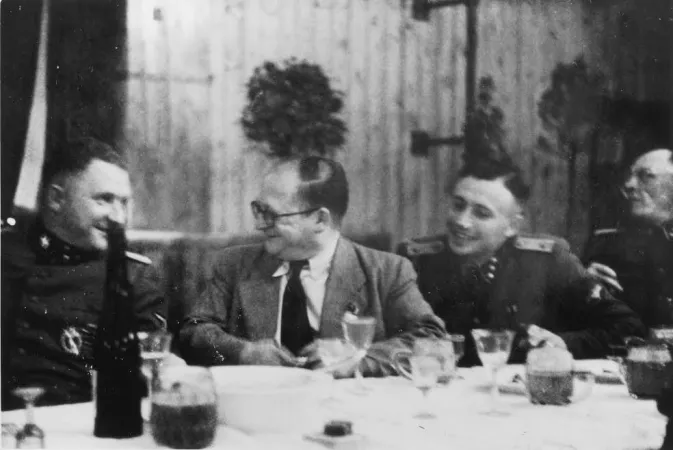 Auschwitz I, settembre 1944: festeggiamenti per il nuovo ospedale delle SS. Da sinistra: Richard Baer, Carl Clauberg (medico) e Karl Höcker |  | Bambin Gesù, ufficio stampa