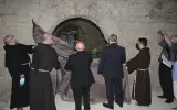 Riaperta l'antica porta del Vescovado di Assisi, la soglia che Francesco ha attraversato