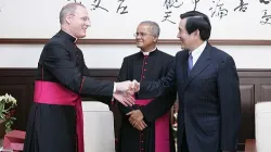 Monsignor Fitzpatrick Russell saluta il presidente di Taiwan / www.president.gov.tw