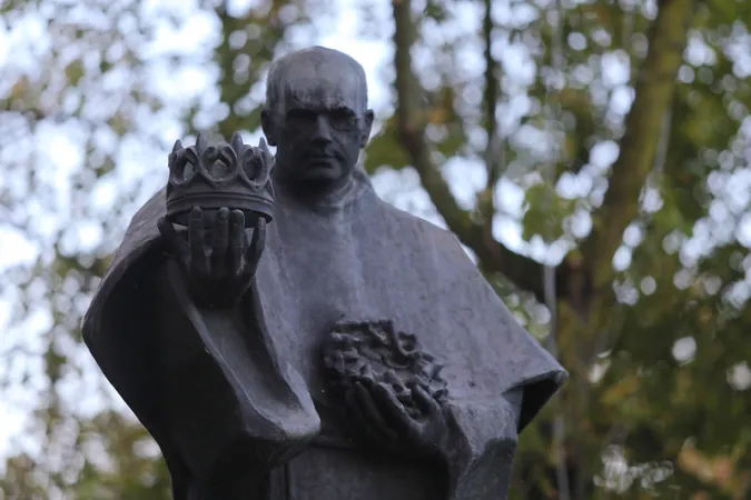 La statua di Padre Kolbe con le due corone |  | Episkopat news