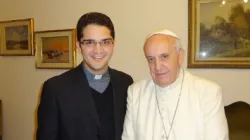 Papa Francesco nel 2014 con Gleison de Souza Silva, quando questi era ancora un chierico orionino / da http://www.donorione.org/Public/ContentPage/papa_francesco_telefona_incontra_e_confessa_un_chierico_orionino_ites.asp