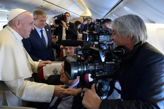 Matteo Bruni alla sinistra di Papa Francesco in un volo  |  | FB