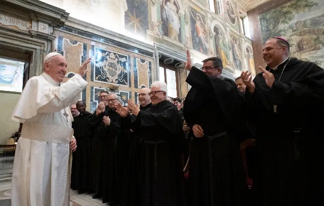Papa Francesco con i docenti e studenti dell’ Augustinianum |  | Vatican media / ACI Group