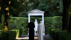 Una foto d'archivio di Benedetto XVI nei giardini delle Ville Pontificie di Castel Gandolfo / PD