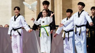 Il Papa saluta i giovani polacchi di Lednica e gli atleti coreani della pace