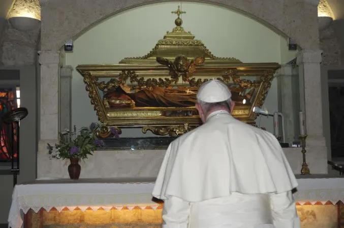 Il Papa davanti alle spoglie di Santa Filippa |  | OR