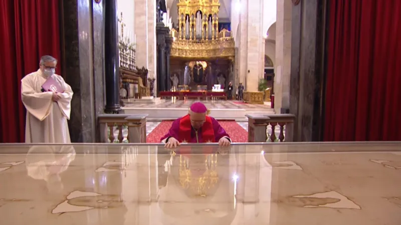 L'arcivescovo di Torino prega davanti alla Sindone  |  | Vatican Media 