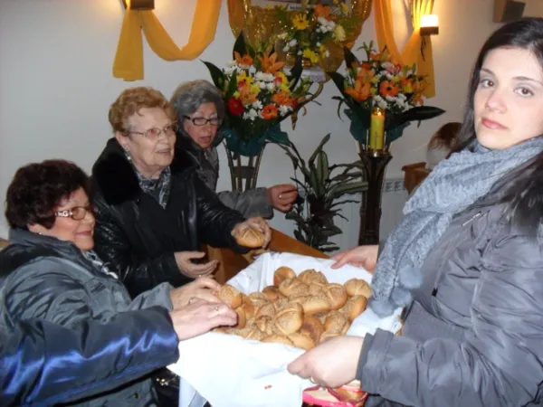 La distribuzione del "boccone" nella cappella delle Suore serve dei poveri  |  | www.cusmano.org