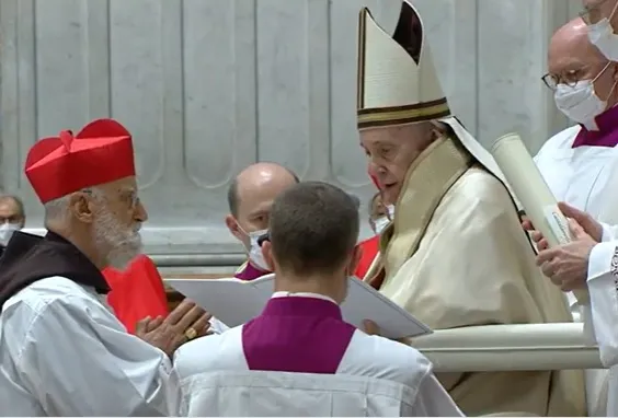 Il Papa impone le berrette rosse ai nuovi Cardinali |  | Vatican Media 