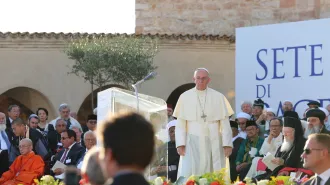 Il Papa: la preghiera è l'arma contro il paganesimo dell'indifferenza