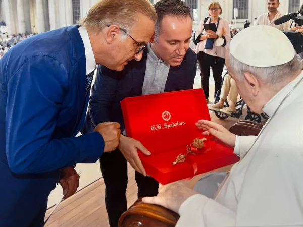 Gioielleria Spadafora | Beppe Spadafora presenta a Papa Francesco una delle sue lavorazioni al termine di una udienza generale | Famiglia Spadafora