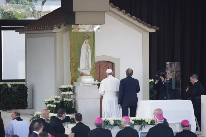 Il Papa prega davanti alla cappella |  | Daniel Ibanez/ CNA