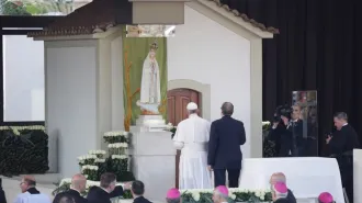 Papa Francesco ai piedi di Maria: vengo come vescovo vestito di bianco