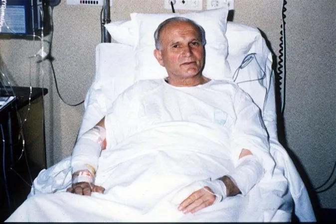 Giovanni Paolo II nella storica foto dopo l'attentato del 1981 |  | pd