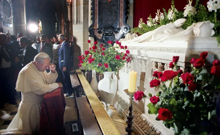 Giovanni Paolo nel 1979 alla tombe dei re polacchi al Wawel dove aveva celebrato la prima messa da sacerdote  |  | Katedra na Wawelu/ Facebook 