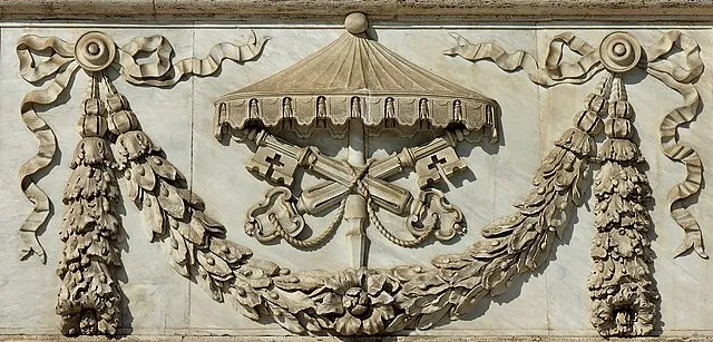 Lo stemma della Sede Vacante, basso rilievo a San Giovanni in Laterano