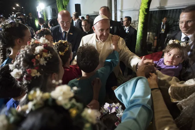 Papa Francesco incontra il terzo gruppo di fedeli in Nunziatura |  | L'Osservatore Romano, ACI Group