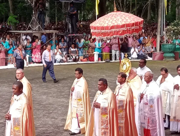 Il Cardinale Bassetti all'inizio della celebrazione a Tewatte. Al suo fianco il Cardinale Malcolm Ranjith, arcivescovo di Colombo, Tewatte, Sri Lanka, 25 agosto 2019 | PD