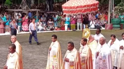 Il Cardinale Bassetti all'inizio della celebrazione a Tewatte. Al suo fianco il Cardinale Malcolm Ranjith, arcivescovo di Colombo, Tewatte, Sri Lanka, 25 agosto 2019 / PD