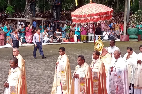 Il Cardinale Bassetti all'inizio della celebrazione a Tewatte. Al suo fianco il Cardinale Malcolm Ranjith, arcivescovo di Colombo, Tewatte, Sri Lanka, 25 agosto 2019 / PD